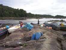 Cet îlet, entre Guyane et Brésil, sur le fleuve frontière Oyapock, sert de base de ravitaillement pour les sites aurifères clandestins de Guyane.(Photo: Frédéric Farine/RFI)