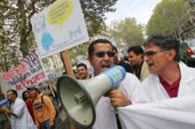 Des médecins à diplôme hors Union européenne ont manifesté pour une revalorisation de leurs acquis, le 15 septembre 2005, devant le ministère de la Santé à Paris. 

		(Photo : AFP)