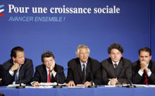 Le Premier ministre Dominique de Villepin, entouré de ses ministres, Dominique Perben, Jean-Louis Borloo, Thierry Breton et Xavier Bertrrand lors de la conférence qui marque les  100 jours du gouvernement de Villepin.
