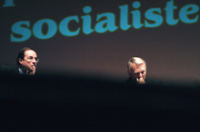Le premier secrétaire du PS, François Hollande (à g.) et le président du groupe socialiste au Parlement, Jean-Marc Ayrault, lors des journées parlementaires de leur parti, à Nevers.(Photo: AFP)