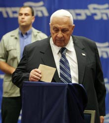 Ariel Sharon lors du vote du comité central du Likoud.(Photo : AFP)
