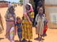 Camp de Farchana, à 60 km de la frontière soudanaise: des petites soudanaises attendent leur maman partie faire réactualiser sa carte familiale de réfugié.(Photo: Stéphanie Braquehais)