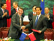 Le commissaire européen Peter Mandelson et le ministre chinois du Commerce Bo Xilai. Peter Mandelson <EM>«ne croi(t) pas que l'Europe a le moindre droit de s'opposer à la croissance de la Chine.»</EM>(Photo: AFP)