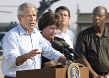 Après la visite des Etats dévastés par l'ouragan, George W. Bush - ici accompagné de la gouverneure de Louisianne Kathleen Babineaux Blanco - n'a pu qu'admettre et déplorer la lenteur des secours.(Photo: AFP)