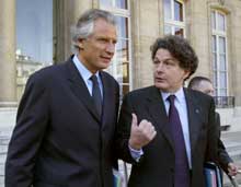 La première présentation du budget pour le ministre de l'Economie et des Finances Thierry Breton (D) dans le gouvernement de Dominique de Villepin (G). Thierry Breton s’est félicité d’une hausse limitée de l’inflation pour le budget 2006.(Photo : AFP)