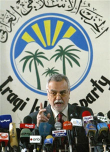 Tarek al-Hachimi, secrétaire général du Parti islamique irakien, lors d’une conférence de presse à Bagdad. La principale formation sunnite a appelé à voter «oui» au référendum de samedi.(Photo : AFP)