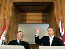 En présence du chef de l'Etat irakien Jalal Talabani, Tony Blair a de nouveau accusé Téhéran de soutenir les insurgés sunnites en Irak.(photo : AFP)