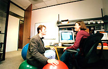Employés de Google dans les bureaux de leur société.(Photo: Google)