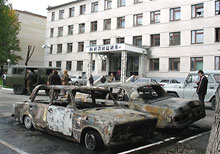 Carcasses de véhicules brulés devant le commissariat de Naltchik.(Photo: AFP)