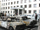Carcasses de véhicules brulés devant le commissariat de Naltchik. 

		(Photo: AFP)