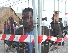 Les barbelés de Ceuta et Melilla, enclaves espagnoles au Maroc que des centaines de clandestins venus d’Afrique sub-saharienne ont tenté de pénétrer en octobre dernier.(Photo: Laurent Correau/RFI)
