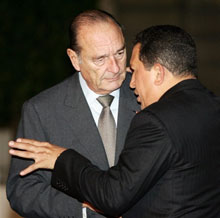 Le président français Jacques Chirac et son homologue vénézuélien Hugo Chavez, à Paris, le 19 octobre 2005. (Photo: AFP)