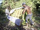 Les équipes de secours ramassent les débris de l'avion dans une forêt déchiquetée par l'impact du crash.(Photo :AFP)