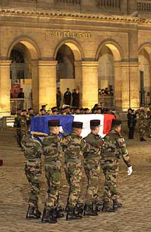 Hommage aux militaires français victimes d'un bombardement à Bouaké, le 6 novembre 2004.(Photo: ECPAD)