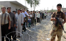 Les Irakiens votent, sous bonne garde, dans la ville de Mosoul.(Photo : AFP)