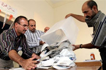 Le dépouillement des bulletins a commencé dès la fermeture des bureaux de vote.(Photo : AFP)