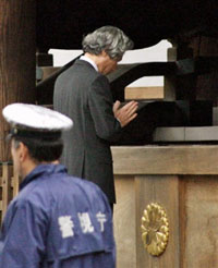 Junichiro Koizumi se recueille au sanctuaire controversé du Yasukuni.(Photo: AFP)