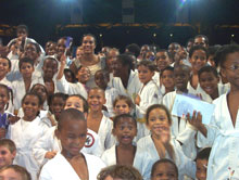 Lucie Decosse (au centre), la première championne du monde guyanaise, fêtée par les jeunes judokas du pays.(Photo: Frédéric Farine/RFI)