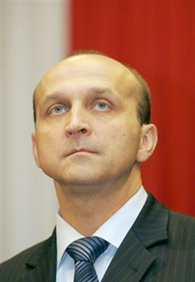 Kazimierz Marcinkiewicz, candidat au poste de Premier ministre, a présenté un gouvernement minoritaire au président sortant.Photo : AFP