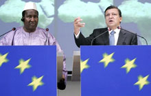 Alpha Oumar Konaré (g.), le président de la Commission de l’Union africaine et&nbsp; José Manuel Barroso, le président de la Commission de l’Union européenne, lors d’une conférence commune à Bruxelles.(Photo : AFP)