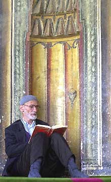 Lecture du Coran dans une mosquée de Tetovo.(Photo: AFP)