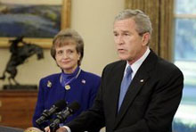 Le président Bush annonce la nomination d'Harriet Miers (à g.) à la Cour suprême des Etats-Unis, le 3 octobre, dans le bureau ovale de la Maison Blanche.(Photo: Maison Blanche-Paul Morse)