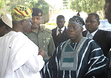 Le président nigérian Obasanjo (à droite) est à l'origine de ce sommet extraordinaire d'Abuja.(Photo: AFP)