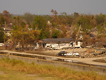 Devant une digue, dans le sud des Etats-Unis, la maison n'a pas résisté au passage du cyclone. Pour Ivor Van Heerden, «<i>l’administration Bush a marginalisé les scientifiques</i>». (Photo: Manu Pochez/RFI)