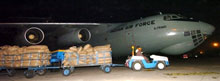 L’Iliouchine-76 des forces armées indiennes a livré 26 tonnes de médicaments et de matériels de première nécessité.(Photo : AFP)