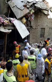 <EM>The Nation</EM> et <I>Dawn</I> pressent les autorités de vérifier que certaines constructions répondent aux normes anti-sismiques.(Photo : AFP)