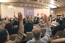 Au Parlement irakien. Partisans et adversaires de la Constitution sont à nouveau sur un pied d'égalité.(Photo: AFP)