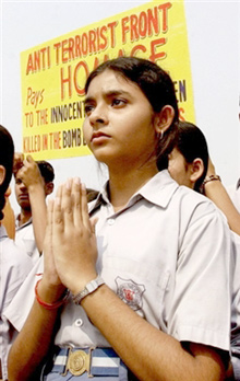 Des prières en hommage aux victimes des attentats à New Delhi.Photo : AFP
