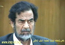 Extrait d'une vidéo fournie par le Tribunal spécial irakien montrant Saddam Hussein face à ses juges, le 13 juin dernier.(Photo: AFP)