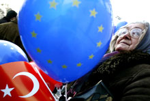 Des partisans de l'entrée de la Turquie dans l'UE manifestent à Ankara, en décembre 2004.(Photo: AFP)