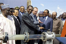 Le président Idriss Deby Itno inaugurant l'oléoduc Doba-Kribi, le 10 octobre 2003. Pour la population, les bienfaits de l'exploitation du pétrole se font toujours attendre. 

		Photo : AFP