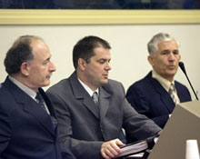 <P>Le «trio de Vukovar»&nbsp;: (de gauche à droite) Miroslav Radic, Veselin Sljivancanin et Mile Mrskic. Les trois officiers serbes de l’ancienne armée yougoslave sont accusés de crimes contre l’humanité.</P>(Photo : AFP)
