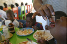 En Afrique sub-saharienne, les traitements pédiatriques coûtent environ dix fois plus que les traitements pour adultes qui bénéficient d’une formule générique.(Photo : www.unicef.fr)