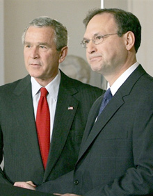 George Bush et Samuel Alito.Photo : AFP