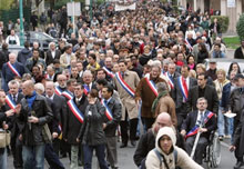 Appel au calme des élus qui manifestent dans les rues d' Aulnay-sous-Bois, le samedi 5 novembre 2005. 

		(Photo : AFP)