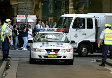 Les présumés terroristes sont conduits au palais de justice de Sydney, mardi 8 novembre.(Photo : AFP)