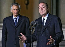 Jacques Chirac et Dominique de Villepin dans la cour de l'Elysée après un conseil de sécurité consacré aux émeutes qui ont embrasé les banlieues de la région parisienne.(Photo : AFP)