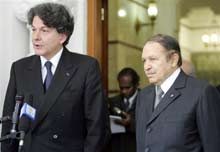 Le ministres français des Finances, Thierry Breton, et le président algérien Abdelazziz Bouteflika, le 12 novembre 2005.Photo : AFP