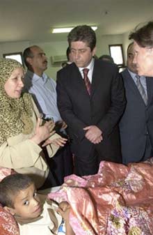 Le président bulgare rencontre, le 28 mai 2005,  les enfants contaminés.Photo : AFP