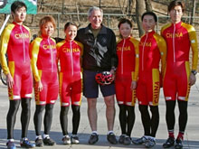 George Bush a fait une balade à vélo en compagnie d'athlètes chinois.(Photo: AFP)