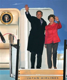George et Laura Bush à l’aéroport d’Osaka le 15 novembre 2005.(Photo : AFP)