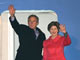 George et Laura Bush à l’aéroport d’Osaka le 15 novembre 2005. 

		(Photo : AFP)