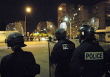 Clichy-sous-Bois, le 31 octobre: cinquième jour d'affrontements entre les forces de l'ordre et les émeutiers.(Photo: AFP)
