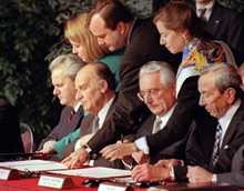 21 novembre 1995, dans la base militaire de Dayton, (de gauche à droite) Slobodan Milosevic, Alija Izetbegovic, Franjo Tudjman et Warren Christopher signaient un accord mettant fin à la guerre de Bosnie.(Photo : AFP)