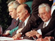 21 novembre 1995, dans la base militaire de Dayton, (de gauche à droite) Slobodan Milosevic, Alija Izetbegovic, Franjo Tudjman et Warren Christopher signaient un accord mettant fin à la guerre de Bosnie. 

		(Photo : AFP)