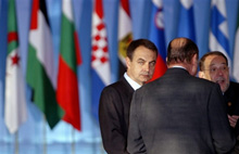 Le Premier ministre espagnol, Jose Luis Zapatero (à gauche), en compagnie du président français, Jacques Chirac (de dos), et du ministre européen des Affaires étrangères, Javier Solana au sommet de Barcelone.(Photo : AFP)